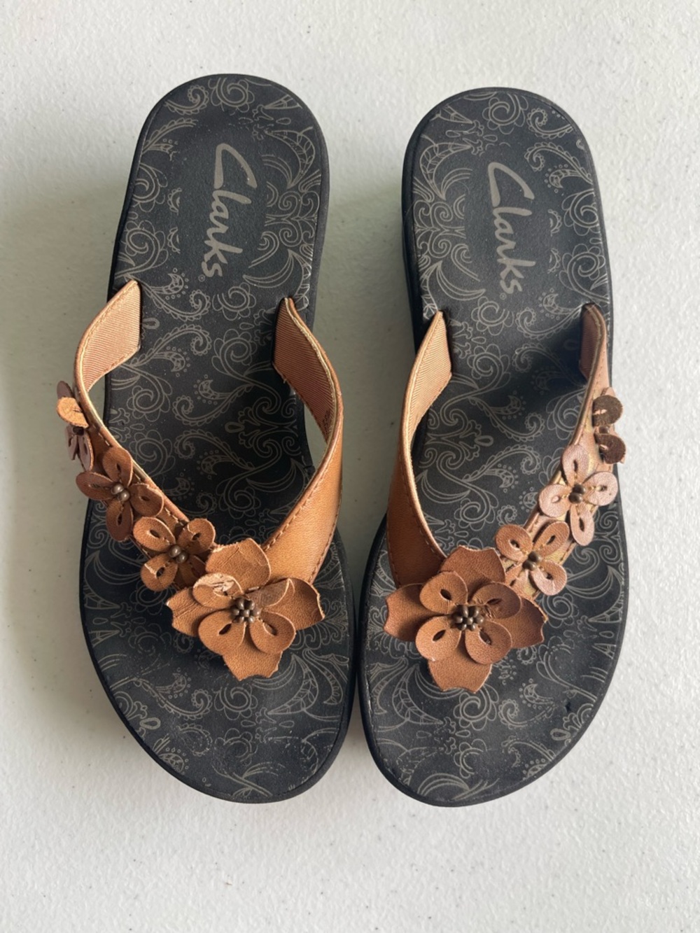 Clarks Size 5 Brown Floral Wedge Sandals Thong Comfort Shoes - Picture 3 of 10
